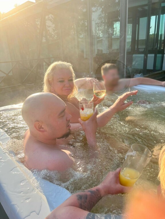 Tuksu ja Joonas ovat nauttineet tähän mennessä hyvästä ruoasta ja juomasta.