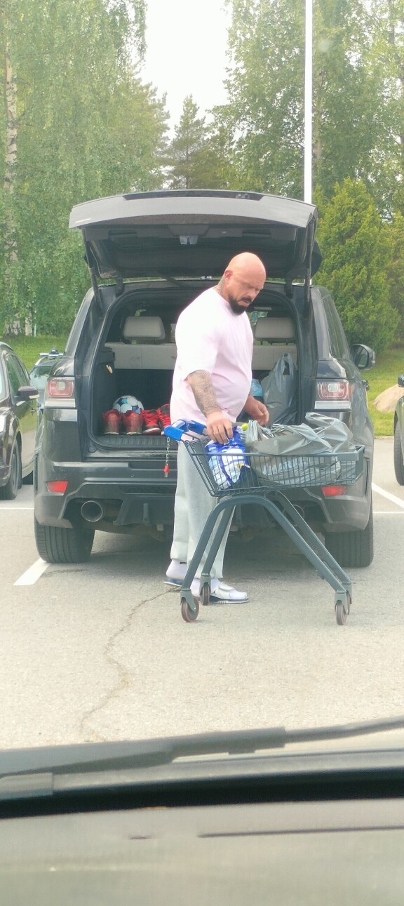 Bull Mentula luotti sandaaleihin ja pinkkiin t-paitaan asioidessaan Parkanossa.