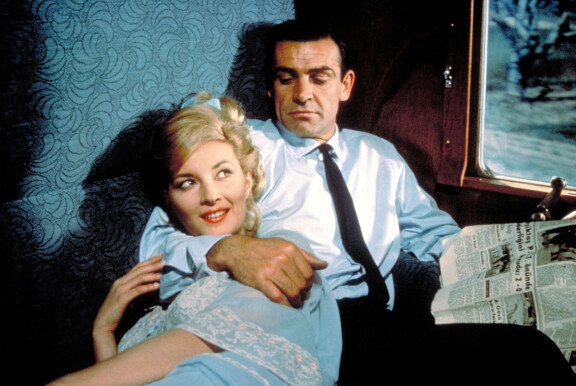 James Bondilla on tapana selvittää asiat kuin asiat ja kellistää siinä sivussa ladyt. Kuva elokuvasta From Russia with Love, jossa Bondia esitti Sean Connery ja Bond-tyttönä nähtiin Daniela Bianchi.