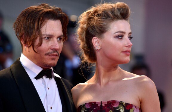 Johnny ja Amber Venetsian elokuvajuhlien punaisella matolla vuonna 2015.