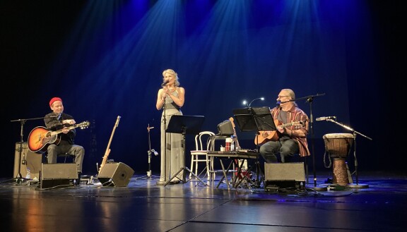 Irina teki yllätysesiintymisen Edu Kettusen (oik) keikalla Aleksanterin teatterissa 2021. Kuvassa vasemmalla Mika Kuokkanen.