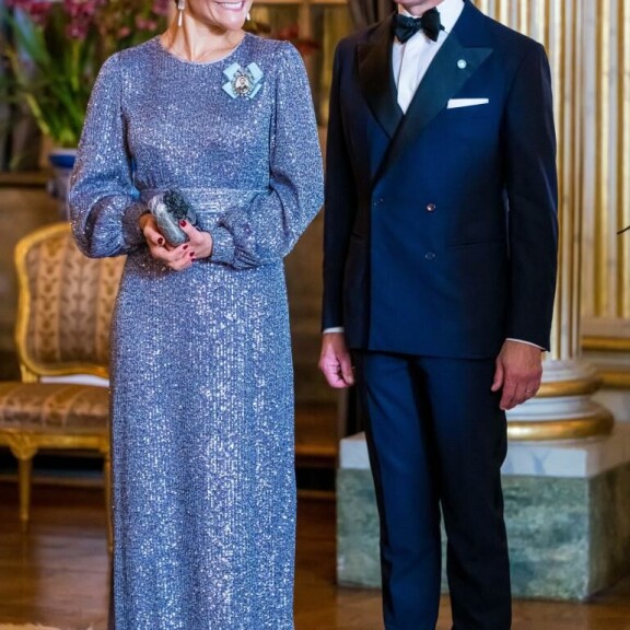 Kruununprinsessa Victorian glitterkoristeinen iltapuku sädehti. Vierellä puoliso, prinssi Daniel. kruununprinsessa Victoria, prinssi Daniel