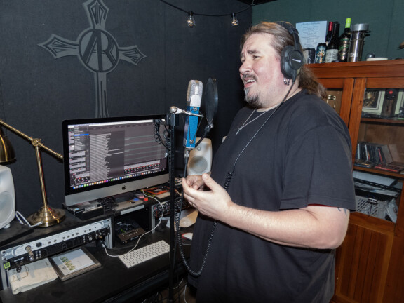 Antilla on kotinsa yhteydessä olevassa piharakennuksessa oma musiikkistudio.