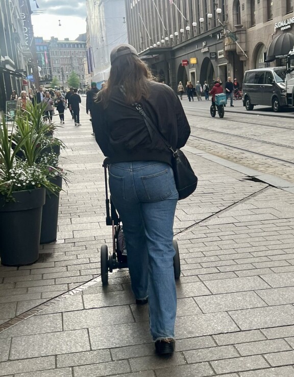 Hyväntuulinen Krista tarinoi lapselleen iloisesti.