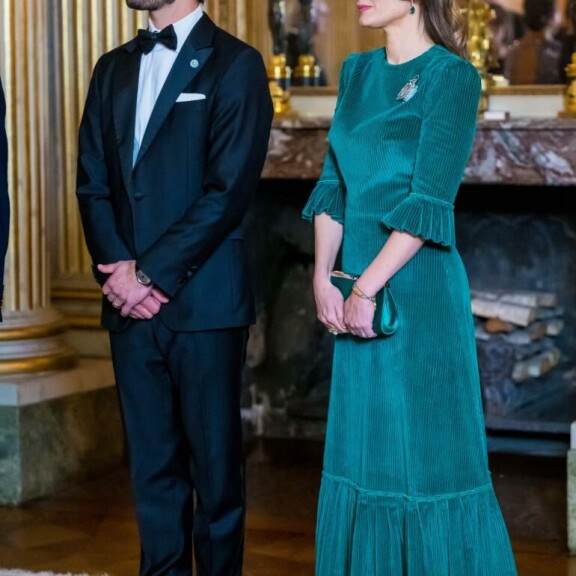 Prinsessa Sofia yhdisti samettimekkoonsa samaa sävyä olevat kengät. Vierellä puoliso, prinssi Carl Philip. prinsessa Sofia, prinssi Carl Philip