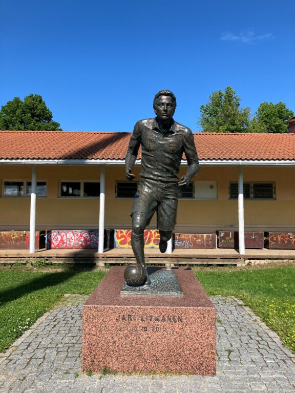 Litti on ikuistettu Lahden Kisapuistoon patsaan muodossa. Patsas on kokenut vuosien saatossa kovia joutuessaan ilkivallan kohteeksi. Kesäkuussa 2025 Litti-patsas voi hyvin.