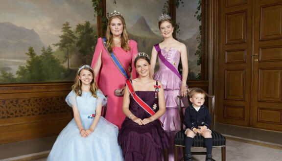 Catharina-Amalia, (vas. ylhäällä) Elisabeth (oik. ylhäällä) ja Ingrid (keskellä) juttelevat elämänsä kiemuroista keskenään. Kuva on Ingridin 18-vuotisjuhlista.