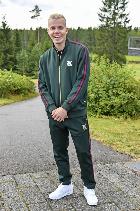 Elastinen viihtyy uudessa kodissaan Lapin luonnon keskellä.