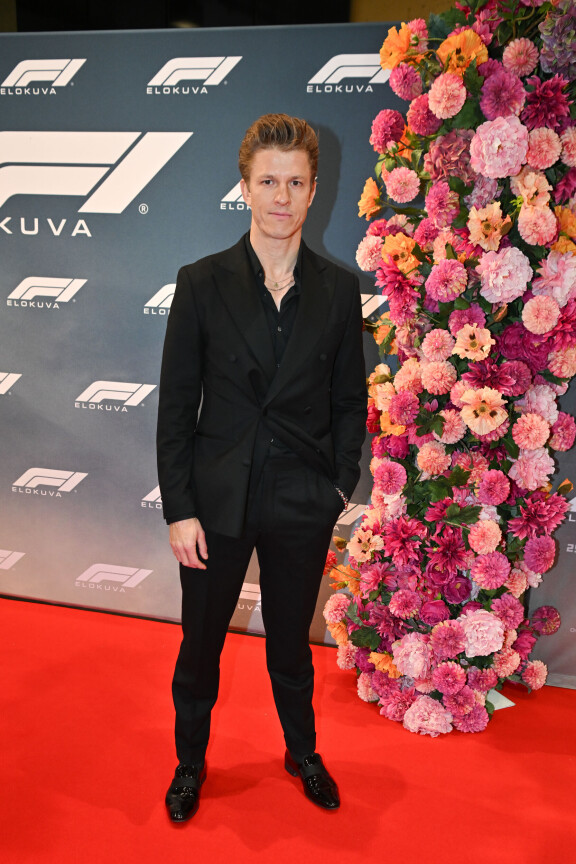 The Bachelor eli Joonas Kenttämies edusti tiistaina tyylikkäänä ja mustaan luottaen.