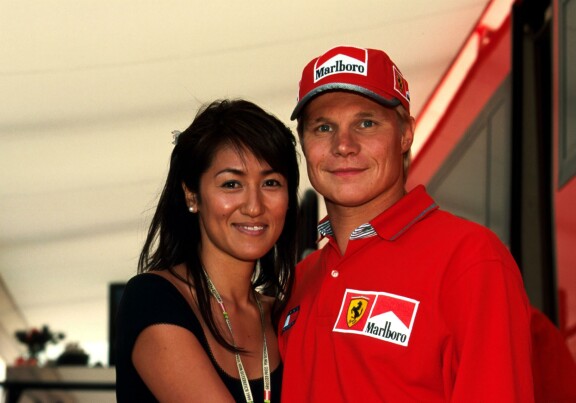 Mika Salo ja Noriko Salo olivat tuttu pariskunta suomalaisille. Martinlaaksosta maailmalle ponnistanut Mika pääsi parhaimmillaan ajamaan hetken jopa legendaarisella Ferrarilla. Kuva joulukuulta 2000.
