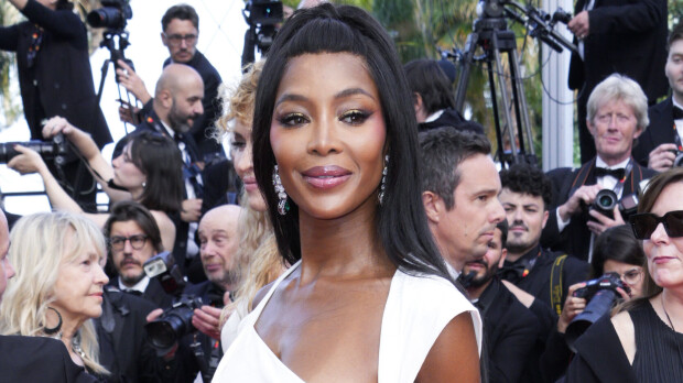 Naomi Campbell valtasi punaisen maton läpinäkyvällä mekolla