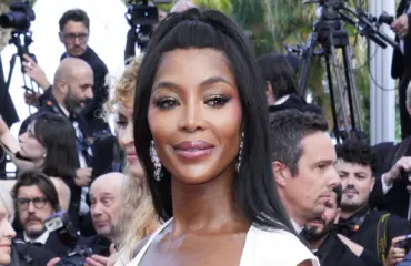 Naomi Campbell valtasi punaisen maton läpinäkyvällä mekolla