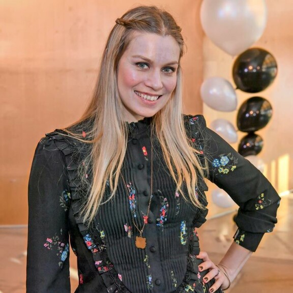 Meri-Tuuli paljastaa, että hänen Samassa liemessä -podcastistaan on tulossa PodMe-palveluun 7.12. joulujakso, jossa jaetaan monia jouluvinkkejä. Meri-Tuuli paljastaa, että hänen Samassa liemessä -podcastistaan on tulossa PodMe-palveluun 7.12. joulujakso, jossa jaetaan monia jouluvinkkejä.