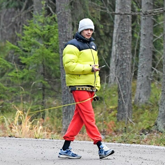 Paparazzi luuli aluksi, että puskasta pelmahtaa peura, mutta se olikin maineikas poskisolisti. Paparazzi luuli aluksi, että puskasta pelmahtaa peura, mutta se olikin maineikas poskisolisti.