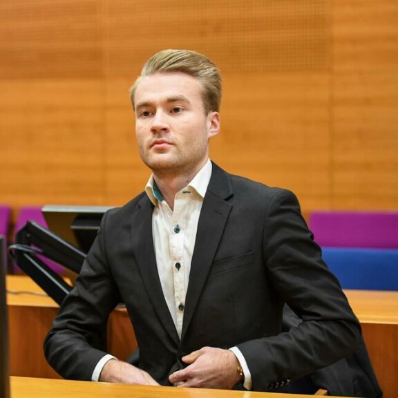 Taikuri esiintyi oikeudessa itsevarmasti, mutta osoitti myös hermostumisen merkkejä. Taikuri esiintyi oikeudessa itsevarmasti, mutta osoitti myös hermostumisen merkkejä.