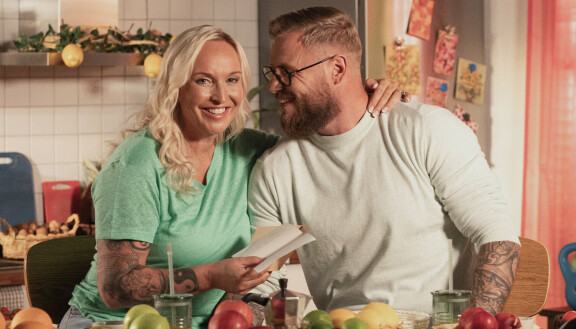 Jutta Larm käy kiinni miehensä Juhan kannikoihin.