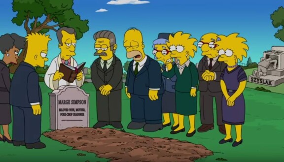 Muun muassa Simpsonit ja heidän naapurinsa, Ned Flanders, surevat Margen kuolemaa hänen haudallaan.