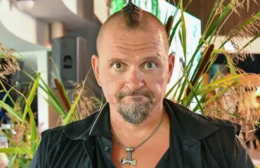 Klamydian Vesku Jokinen alatyylisenä keskisormet pystyssä: "Frakkihomo"