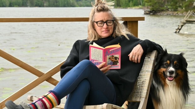 Tätä Katja Ståhl lukee mökillään – 'Takamus naisellisen pyöreä mutta kiinteä'