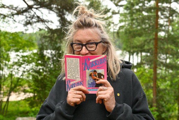 Suosikkijuontaja lukee härskiä kesänovellia.
