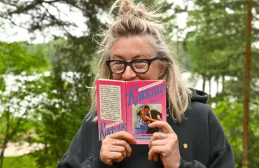 Tätä Katja Ståhl lukee mökillään – "Takamus naisellisen pyöreä mutta kiinteä"