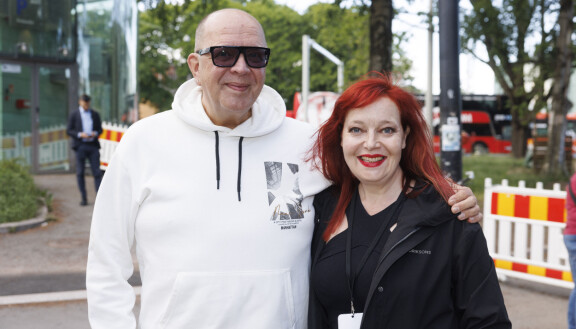 Juha vapaalla Storyvillen terassiavajaisissa 2024 sellisti Helena Plathanin kanssa.