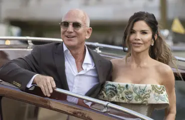 Maailman rikkaimpiin kuuluva Jeff Bezos menee naimisiin – supertähdet saapuivat miljardihäihin