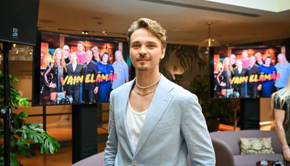 Roope Salmisesta on haastavasta äitisuhteestaan huolimatta kuoriutunut media-alan moniosaaja.