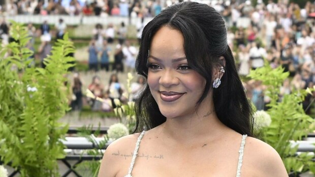 Rihanna häikäisi – valtava vauvamaha näkyy mekon alta