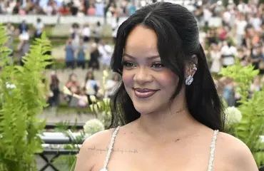 Rihanna häikäisi – valtava vauvamaha näkyy mekon alta