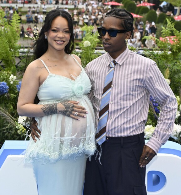 Rihannan on sanottu rakastavan äitiyttä, ja ripeään tahtiin tulleet raskaudet tukevat näkemystä. Niin taitaa tehdä myös Rihannan oma ilme. Puku on muuten Chanelin tuotantoa.