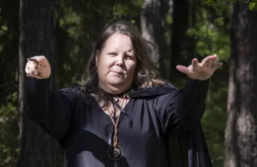 Satu opiskelee Noitaopistossa: "Ensimmäinen henkikokemus kolmevuotiaana"