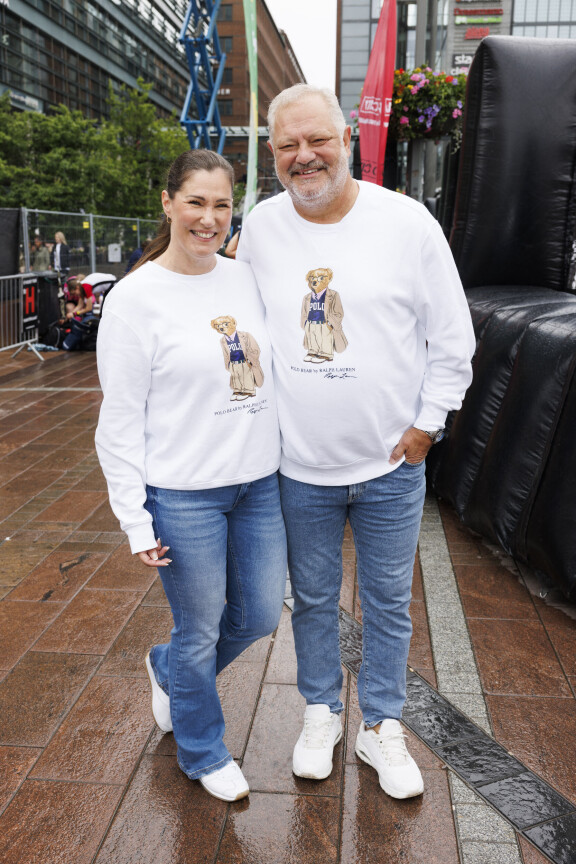 NHL-veteraani Esa Tikkanen luotti Tuuli-vaimonsa kanssa nalletyyliin.