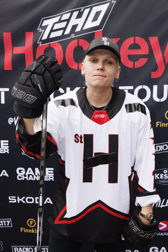 Arttu Lindeman ei malttanut olla kiekkoilematta edes pelikentän ulkopuolella.
