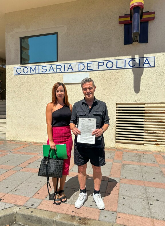 Nuria ja Sedu lähtivät huojentuneina poliisiasemalta.