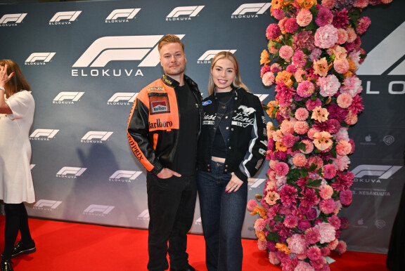 Kihlapari kävi katsastamassa kesän hitiksi nousseen F1-elokuvan kutsavierasnäytöksen.