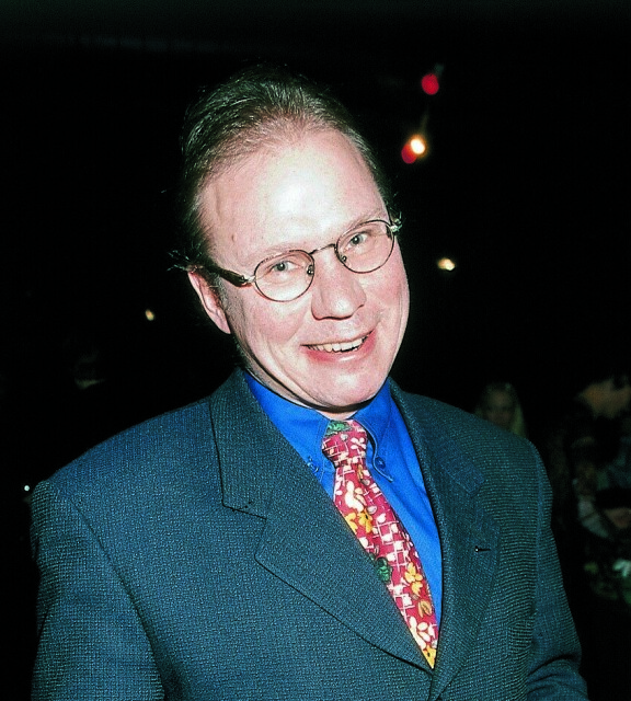 Sakari tuli 90-luvulla tunnetuksi Ylen lätkälähetysten fläppitaulumiehenä ja kiekkoprofessorina.