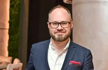 Oho, mikä duckface! Tuomas Enbuske hauskuuttaa jälleen someseuraajiaan