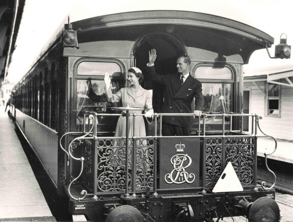 Kuningatar Elisabet ja prinssi Philip junailivat vuonna 1954 Australiassa.