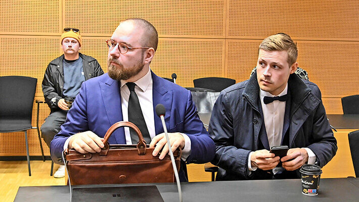 BB-ohjelmasta tuttu Jukka Laine haastoi Eeviksen käräjille. Istuntoa seurasi BB-Krisu, joka oli mukana tukemassa ystäväänsä. Jukka Laine