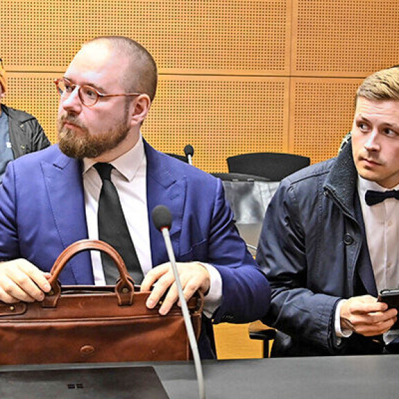 BB-ohjelmasta tuttu Jukka Laine haastoi Eeviksen käräjille. Istuntoa seurasi BB-Krisu, joka oli mukana tukemassa ystäväänsä. Jukka Laine
