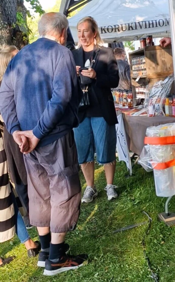 Inka kertoi antaumuksella ostoksestaan vanhemmalle pariskunnalle.