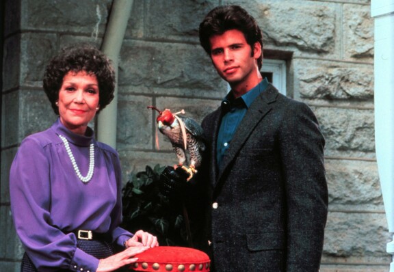 Falcon Crestin ilkein hahmo oli viinisuvun matriarkka Angela Channing (Jane Wyman). Hänen tyttärenpoikaansa Lancea näytteli Lorenzo Lamas.