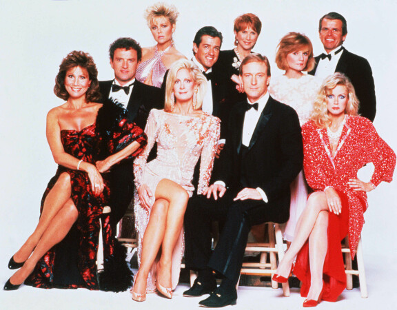 Knots Landingin keskeiset hahmot eturivissä vasemmalta: Karen (Michele Lee), Val (Joan Van Ark), Gary (Ted Shackelford) ja Abby (Donna Mills).