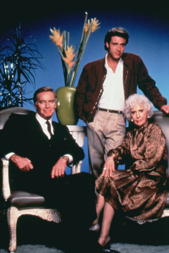 Colbyt-sarjan Jason ja Constance Colbyn rooleissa nähtiin Hollywood-legendat Charlton Heston ja Barbara Stanwyck. Jeff Colbya (seisomassa) näytteli John James.
