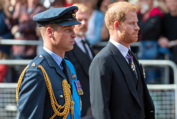 William ja Harry olivat äitinsä menettäessään vasta teini-ikäisiä.