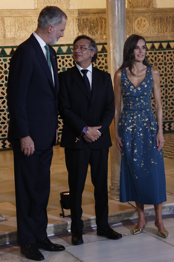 Kuningas Felipe, presidentti Gustavo Petro ja kuningatar Letizia poseerasivat yhteiskuvissa 29. kesäkuuta järjestetyssä tilaisuudessa.