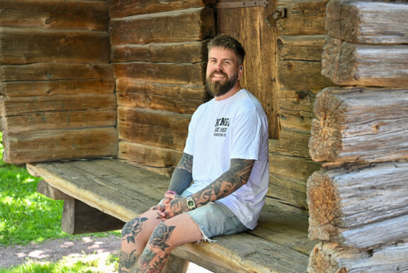 Viime aikoina Juhani on tehnyt sekalaisia projekteja, kuten esimerkiksi Hei hei mitä kuuluu? -livepodcastia yhteistyössä Mieli ry:n kanssa. Lisäksi hän on suunnitellut ensi tammikuulle Suomen suurimmat sunnarit -laivabileitä.