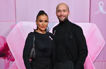 Emil Hallberg ja Sofie-vaimo herättivät kummastusta lentoasemalla – kuvat!