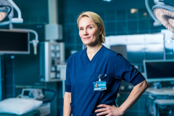 Laura Malmivaara joutui lähes ensitöikseen kuvaamaan leikkaussalikohtauksen.